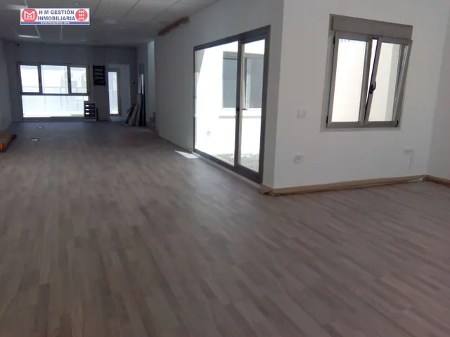 local totalmente nuevo, con mas de 140 metros, en policlínica de nueva creación, con despacho y aseo, ascensor, suelos de tarima, muy buena iluminación natural, cercano al hospital. Tambíen se pue — 12