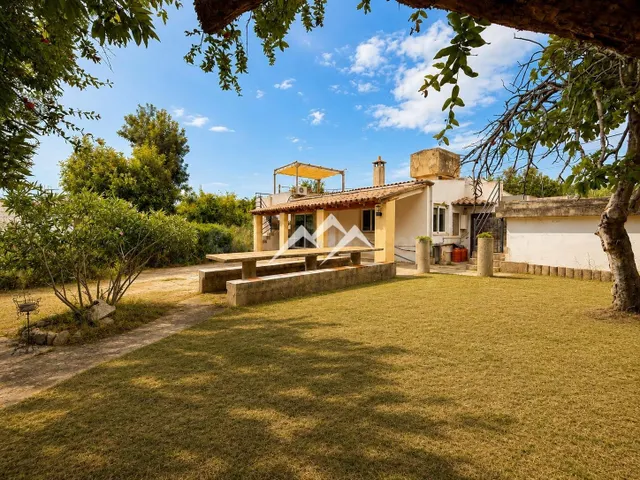 Finca rústica en Esporles con vivienda, amplios anexos y vis