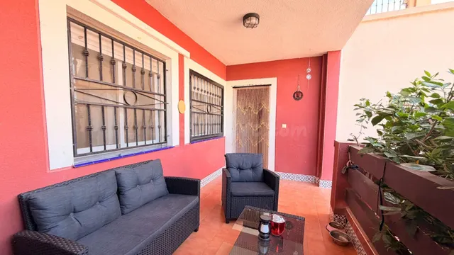 Bungalow en planta baja con jardín y piscina comunitaria en 