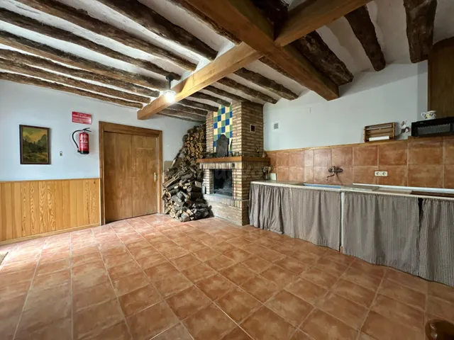 Vivienda con bodega equipada y local comercial independiente - foto 3