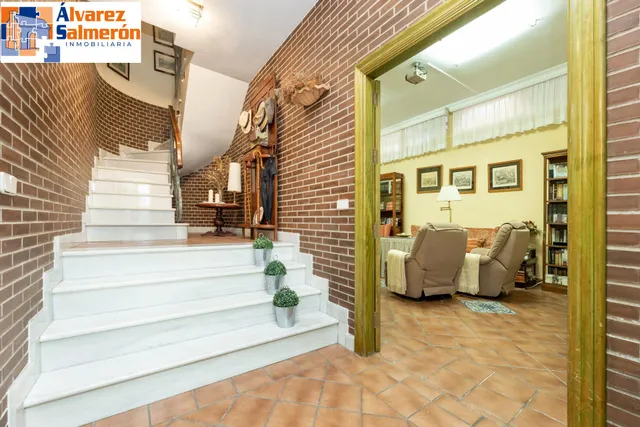 CHALET ADOSADO EN ZONA LA CALETA — 44