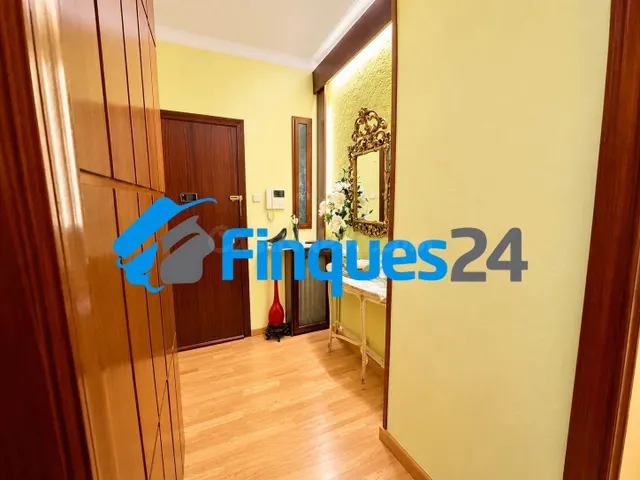 Amplio piso de 4 habitaciones en el centro de Manresa - foto 3