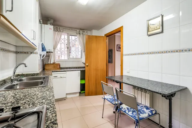 Piso 77m2., 3 Dormitorios, 2 Baños. Exterior con Patio y Ascensor. — 8