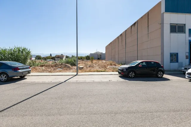 Se vende parcela industrial de 809 metros cuadrados en el Po