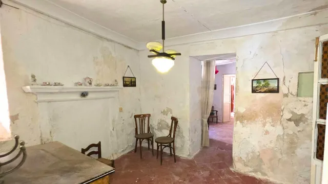 ¿Buscas espacio sin límites? 400 m2 de puro potencial en el corazón de Uleila. — 20