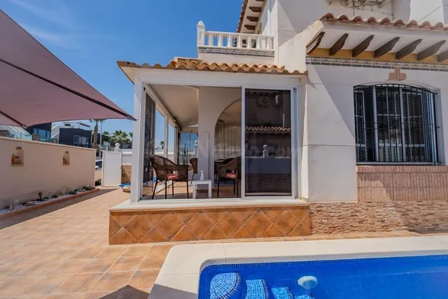 Preciosa casa adosada con piscina privada y solárium en Loma - foto 2