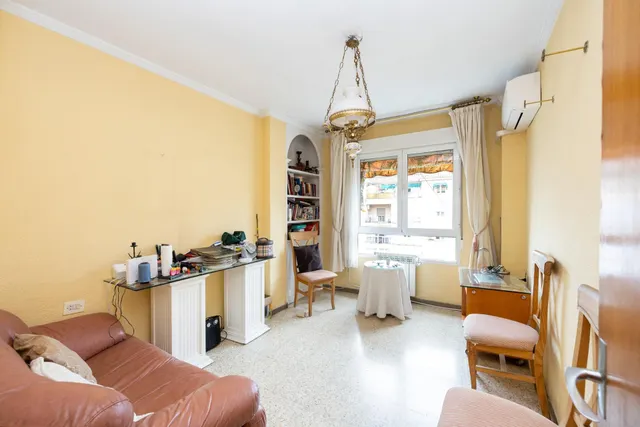 Camino de Ronda. Piso en planta alta con 5 dormitorios, garaje y trastero, calefacción central. — 26