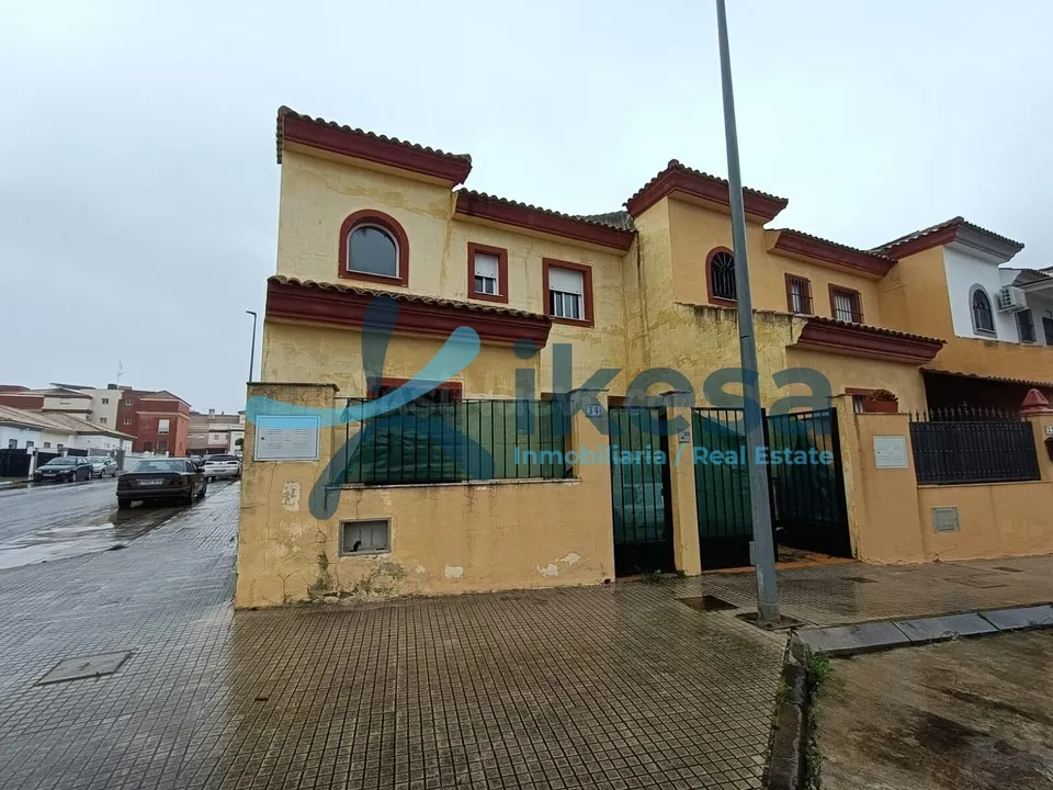 Casa adosada en venta en Burguillos - Sevilla