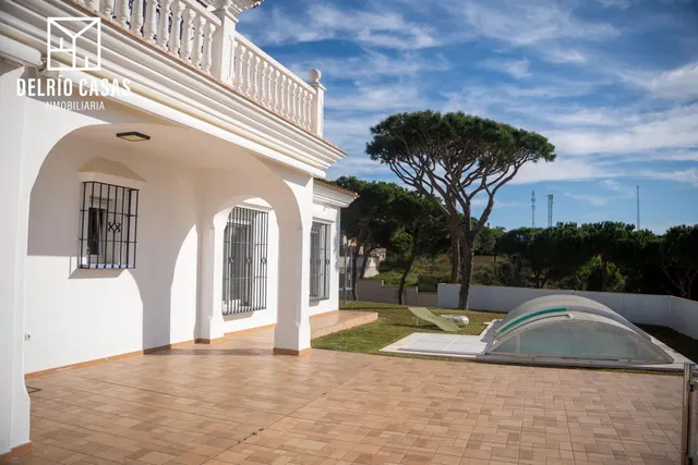 Exclusivo chalet independiente con apartamento auxiliar, piscina cubierta y vistas al mar en mazagón — 46
