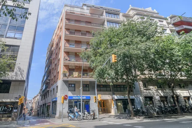 Oficina de 446 m2 ubicada en una planta entresuelo de una fi