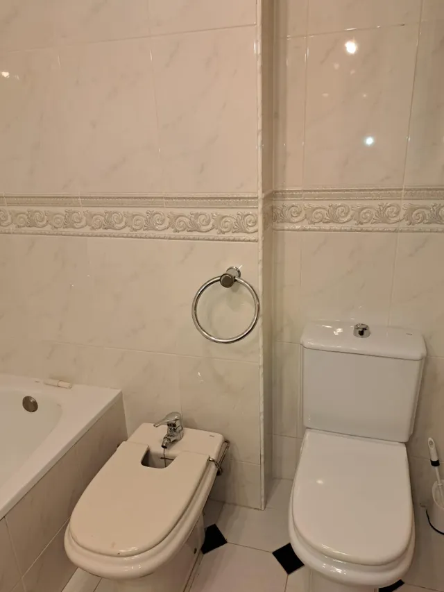 Amplio piso con 4 dormitorios y vistas al mar y Benidorm en zona Levante. — 36