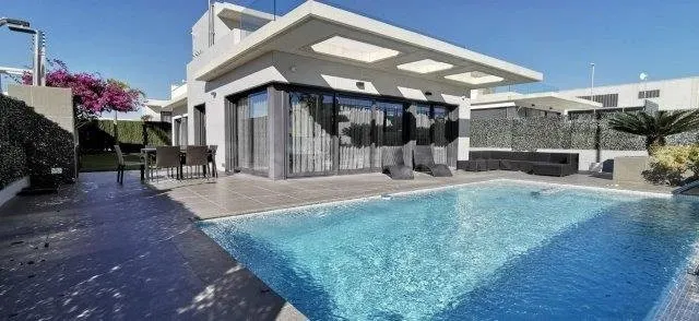 Villa independiente  con piscina en Campoamor!