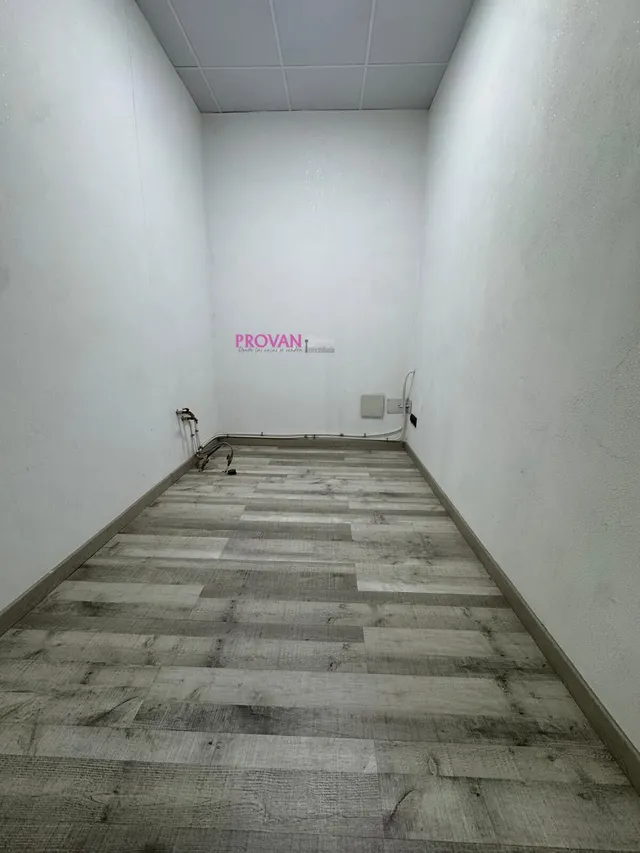 Local comercial en alquiler con tres salas y baño  adaptado — 15