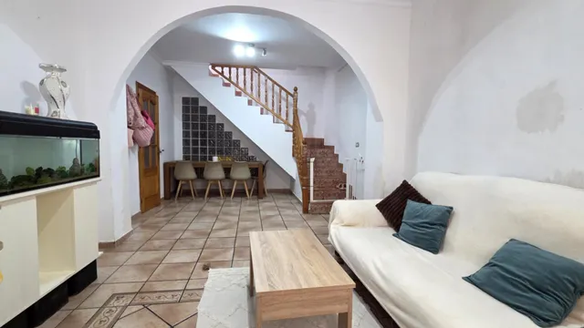 Casa adosada con amplios espacios interiores y exteriores, próxima a María Guerrero — 2
