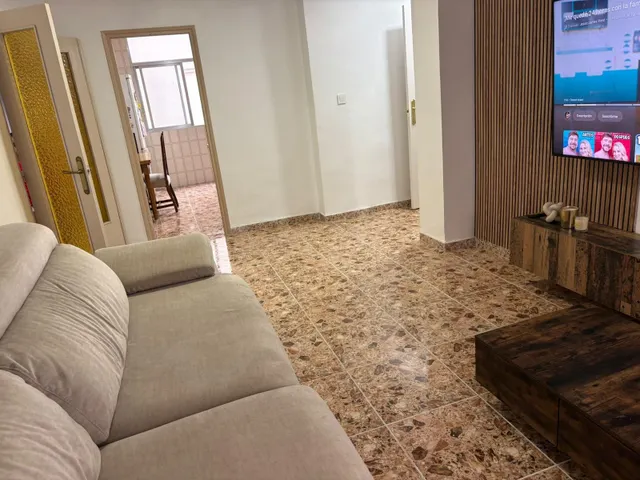 Te ofrecemos este bonito piso de 2 habitaciones y vestidor en bloque con ascensor recién reformado! — 2
