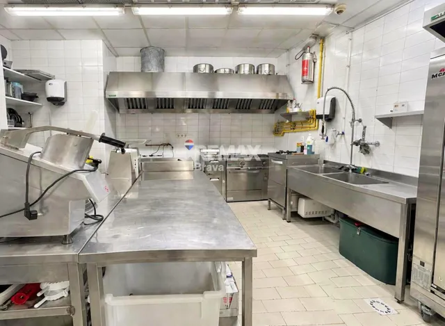 Oportunidad Única: Local comercial. Rostisseria equipada en Venta en Flaçà, Girona. A un paso de la Estación de Tren. — 26