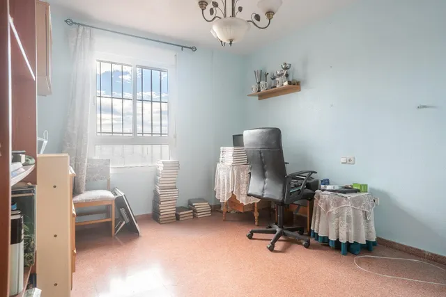 Almeria - cruz de caravaca: amplio triplex - 6 habitaciones + 3 baños + 1 aseo + garaje amplio + 2 salones + 2 cocinas + solarium — 34