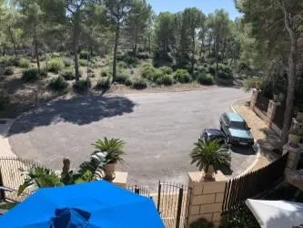 Villa de estilo mallorquín con amplio jardín de pinos en Cala Vinyes — 21