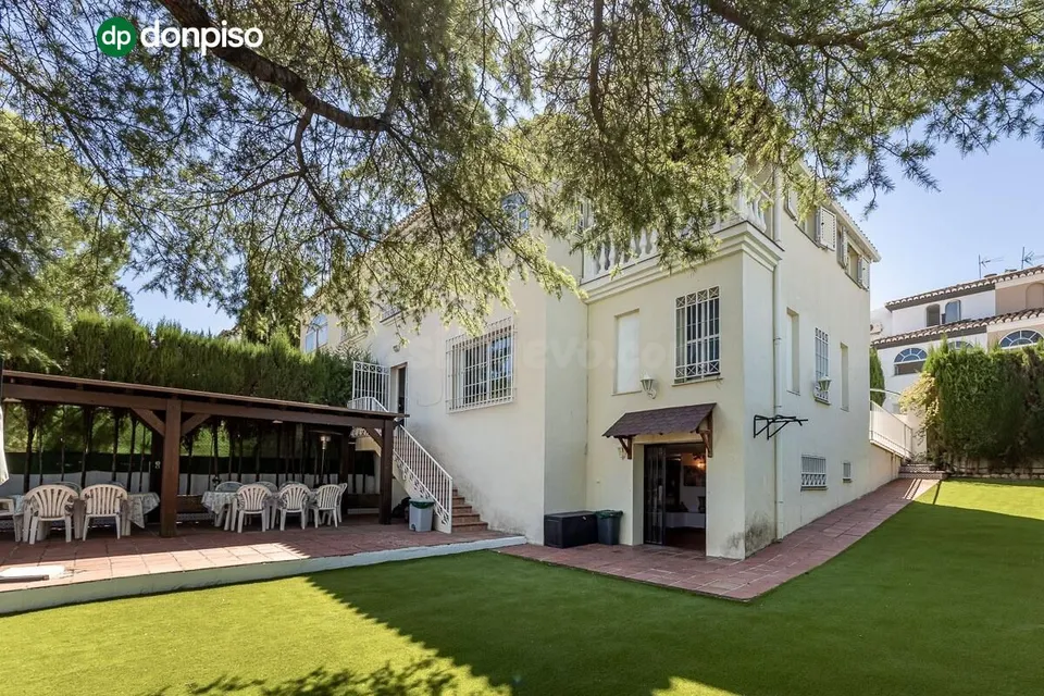 CASA PAREADA EN LA ZUBIA CON PISCINA, ZONA DE BARBACOA Y JARDÍN