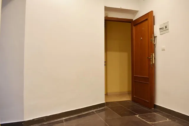 En alquiler local de 54 m2, interior, antes oficina, junto a C/ Alfonso. — 8
