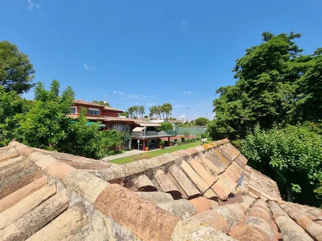 Chalet con patio, piscina, jardin, tenis, porche ,bodega  y garage — 31