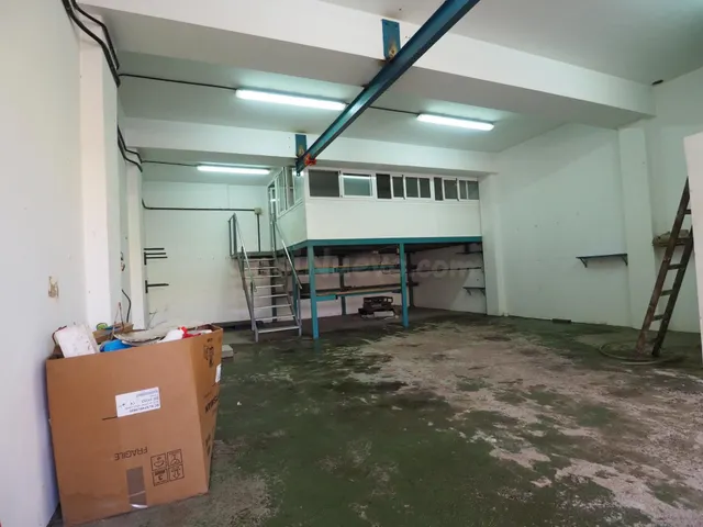 Se vende salón con oficina. - foto 2
