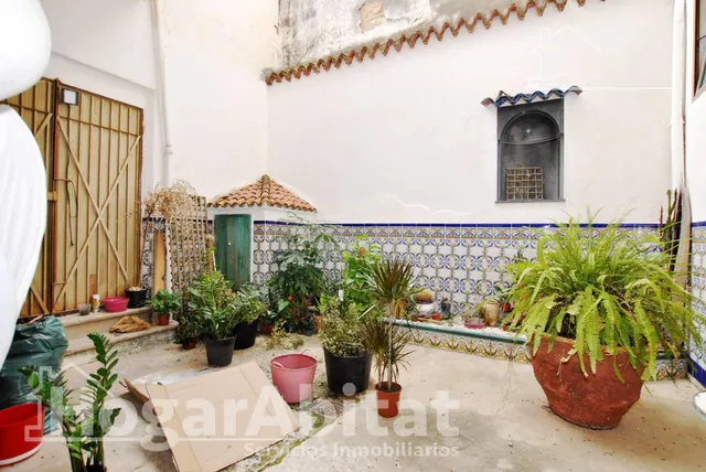 Amplia casa esquinera con terraza y trastero en el centro — 7