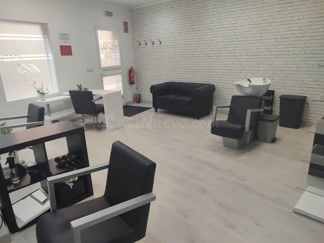 LOCAL COMERCIAL CENTRICO ACONDICIONADO COMO SALON DE PELUQUE - foto 3