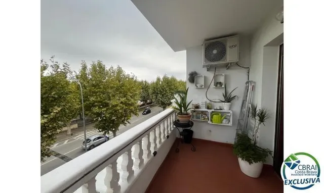 Bonito piso en venta en la zona comercial de Empuriabrava - foto 2