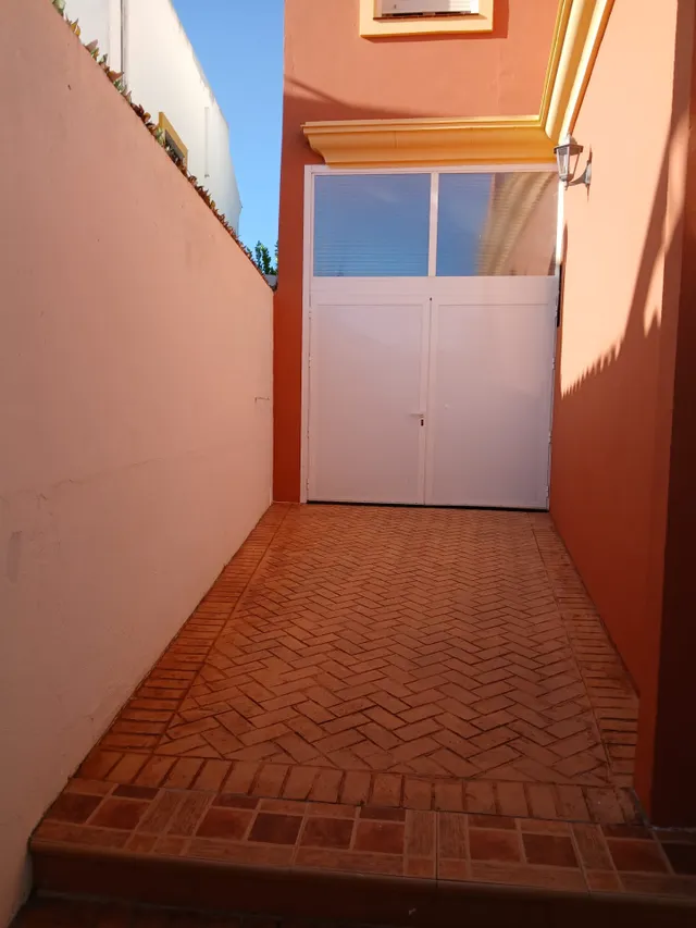 VIVIENDA INDEPENDIENTE CON TERRENO — 35