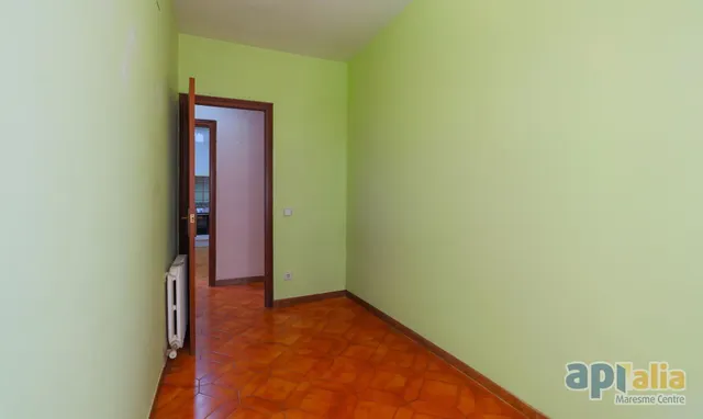 Gran piso en Breda: 4 dormitorios, muy luminoso y junto al centro — 8