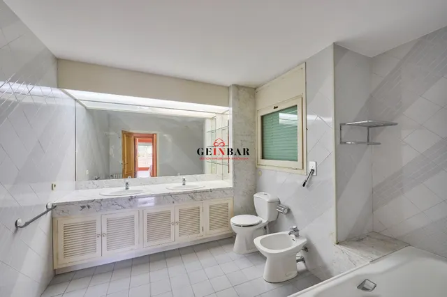 ESPETACULAR CASA EN ZONA EXCLUSIVA Y TRANQUILA CON JARDÍN — 26
