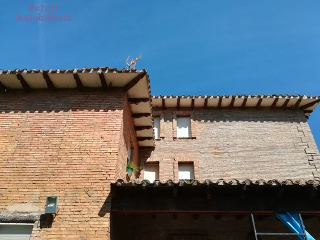 Casa magnifica, de dimensiones extraordinarias a veinte minutos andando del centro. — 26