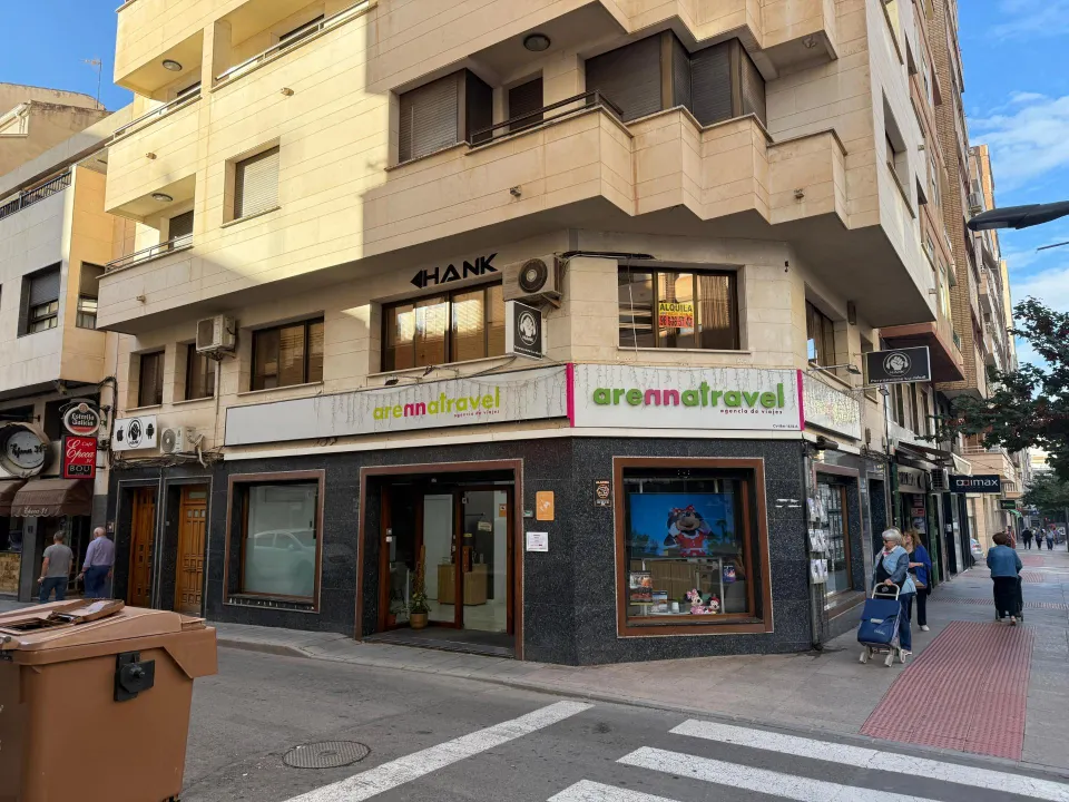 Entreplanta comercial, en el centro de la Gran Avenida de Elda.