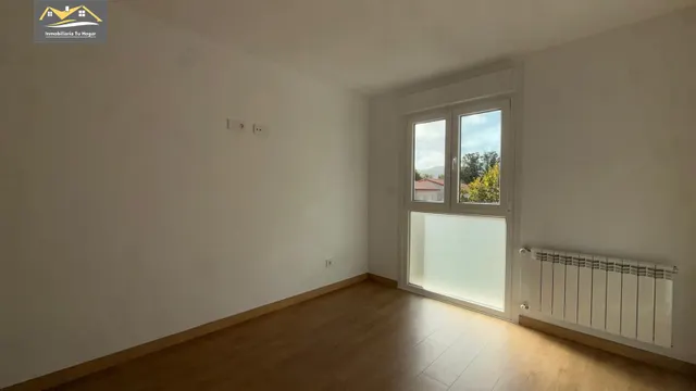 Chalé adosado, con terraza 30m , jardín 70m , garaje para 2 coches. 5 habitaciones. 3 baños. Cocina salón comedor de 35 m2. Magnificas vistas. Muy soleados — 28