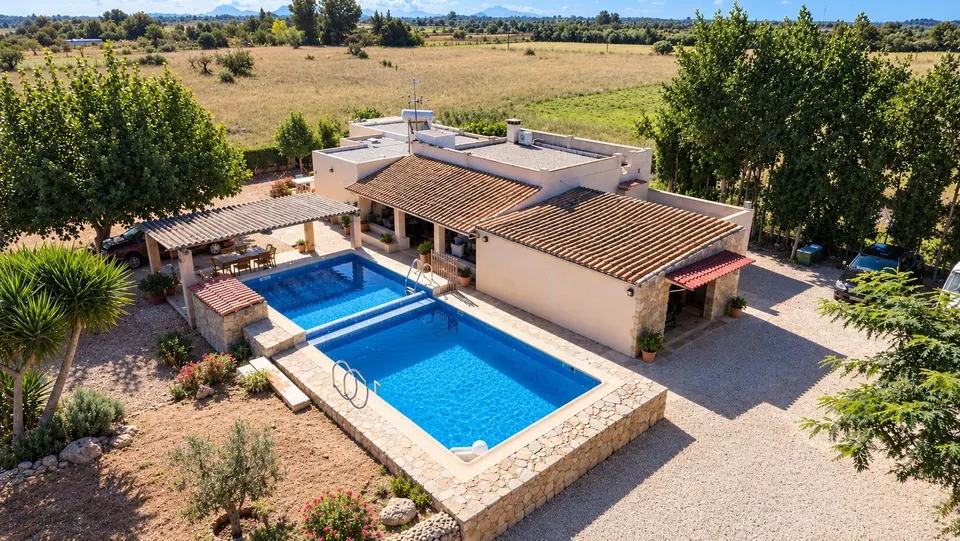 Finca rústica con encanto mallorquín, piscina privada y vistas al campo