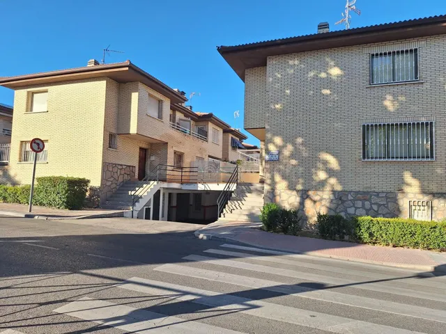 VENTA DE CHALET ADOSADO EN CALLE SANTILLANA DEL MAR 20. BOAD