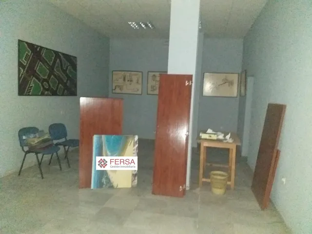 SE VENDEN TRES LOCALES COMERCIALES EN PLENO CENTRO. — 29
