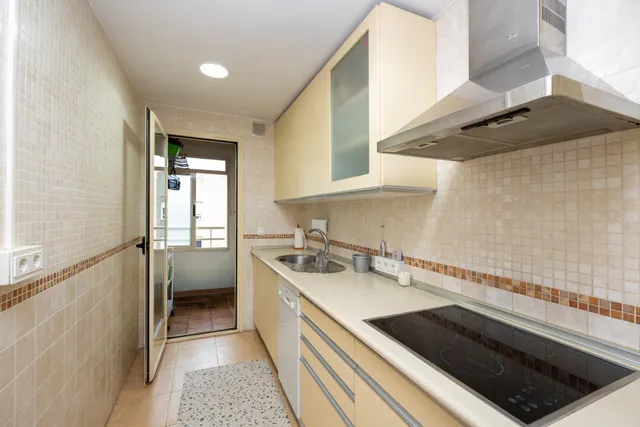 Piso de dos dormitorios en Sanders, en urbanización privada con piscina, pistas de padel, plaza de garaje y trastero — 9