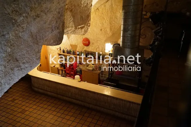 Bar en la emblemática población de Bocairent. — 33