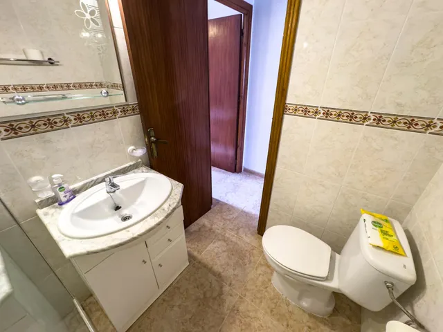 Encantador adosado de 2 plantas en Nueva Torrevieja — 2 dormitorios, 2 baños, gran patio y piscina comunitaria — 30