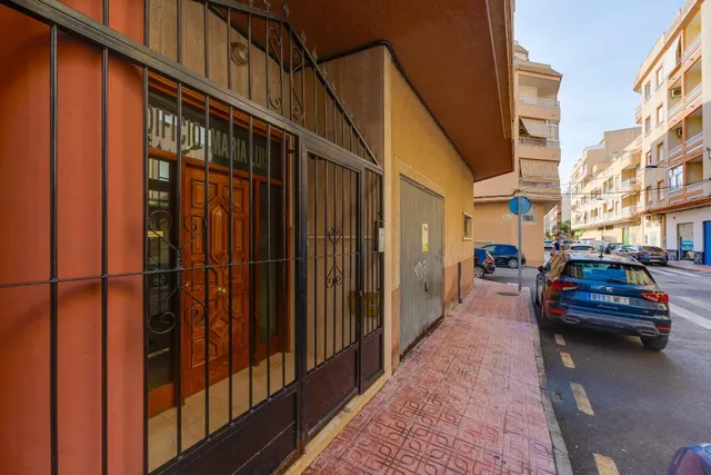 Amplio apartamento de 4 dormitorios en el corazón de Torrevieja — 39