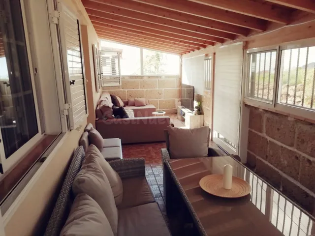 Casa independiente con terreno y vistas al mar y a la montañ