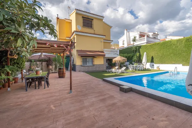 CHALET CON PISCINA Y JARDÍN A SOLO 10 MINUTOS DE GRANADA — 10