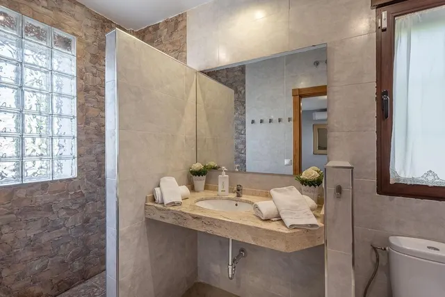 Chalet independiente con pozo propio y placas solares — 17