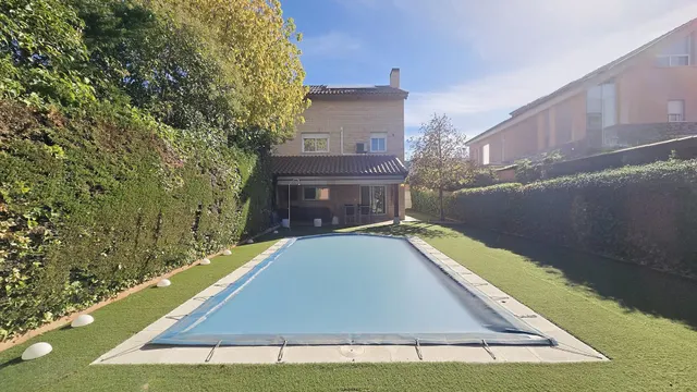 Alquiler de habitaciones por temporada en chalet con piscina de Villanueva de la Cañada (Madrid). — 37