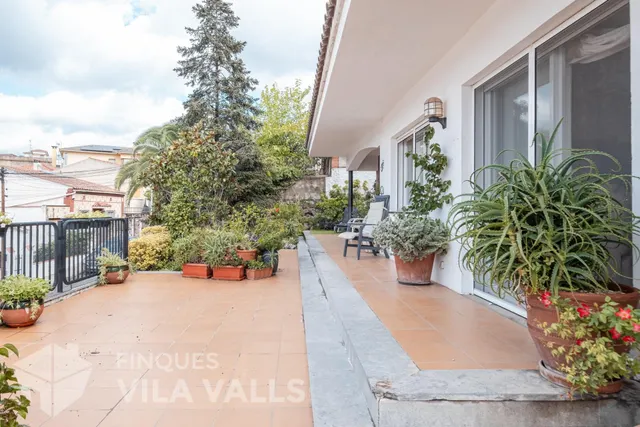 Casa con terraza, jardín y amplios espacios — 2