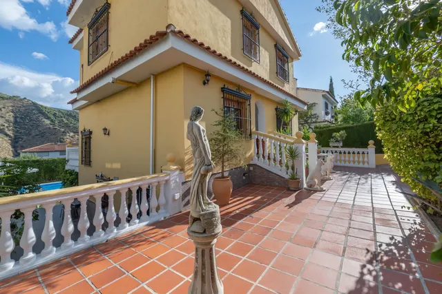 CHALET CON PISCINA Y JARDÍN A SOLO 10 MINUTOS DE GRANADA — 15