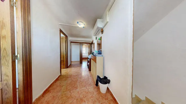 CASA UNIFAMILIAR de 170m2 útiles sobre parcela de 265m2. Distribuido en sótano con bodega, salón, cocina, dos baños, cuatro habitaciones y buhardilla diáfana — 18