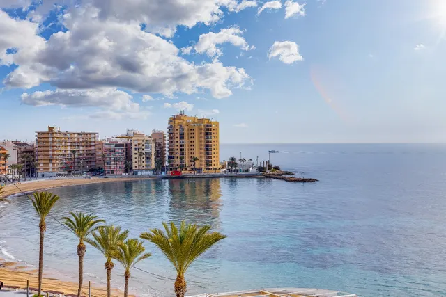 Apartamento de 2 dormitorios con piscina comunitaria en Torrevieja — 46